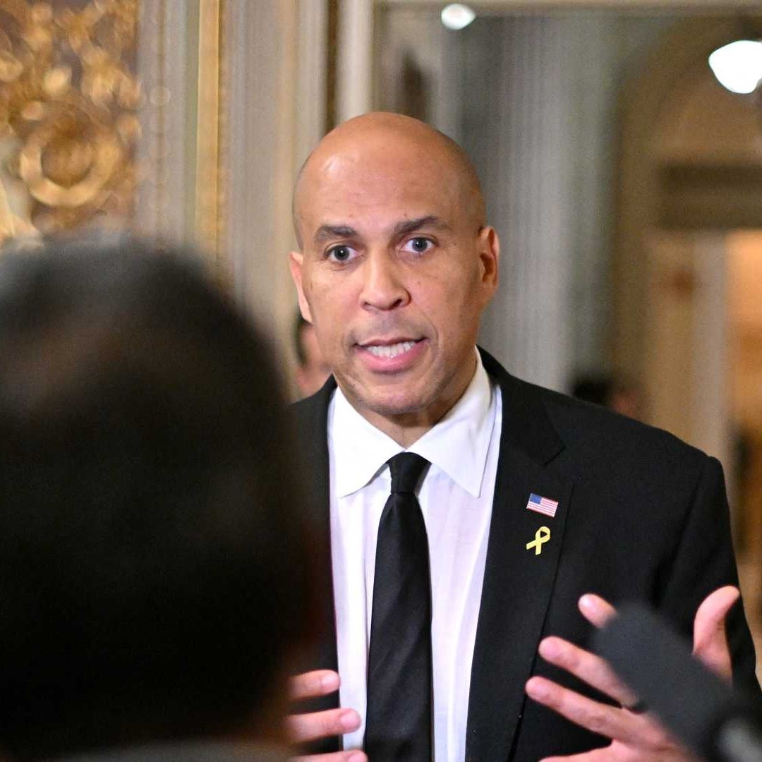 Senador bate récord con discurso de 25 horas contra Trump