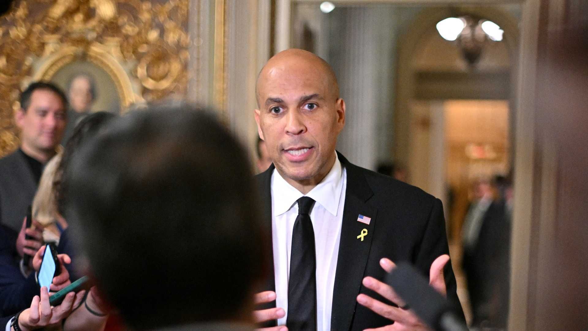 Senador bate récord con discurso de 25 horas contra Trump