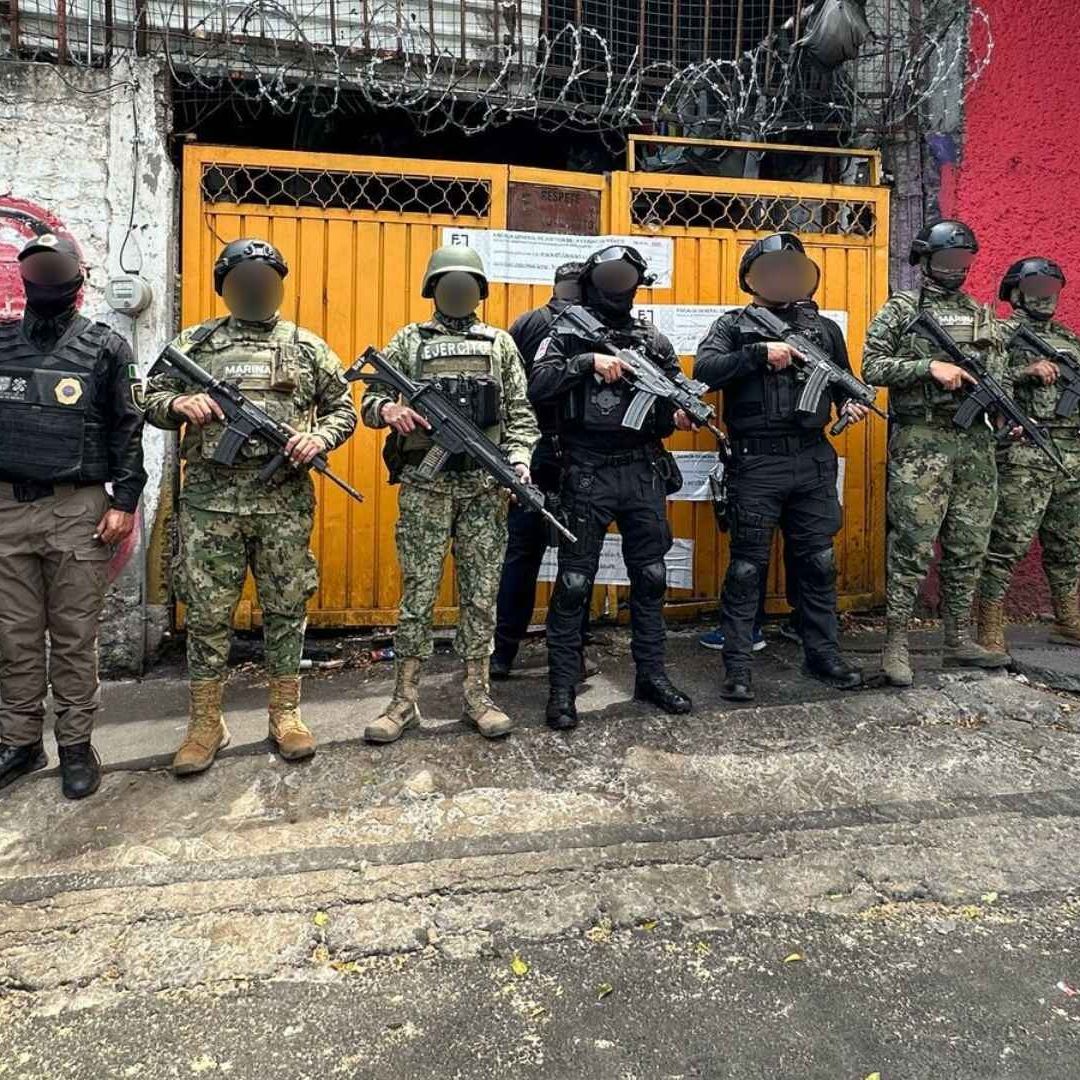 agentes afuera del inmueble cateado en Iztapalapa