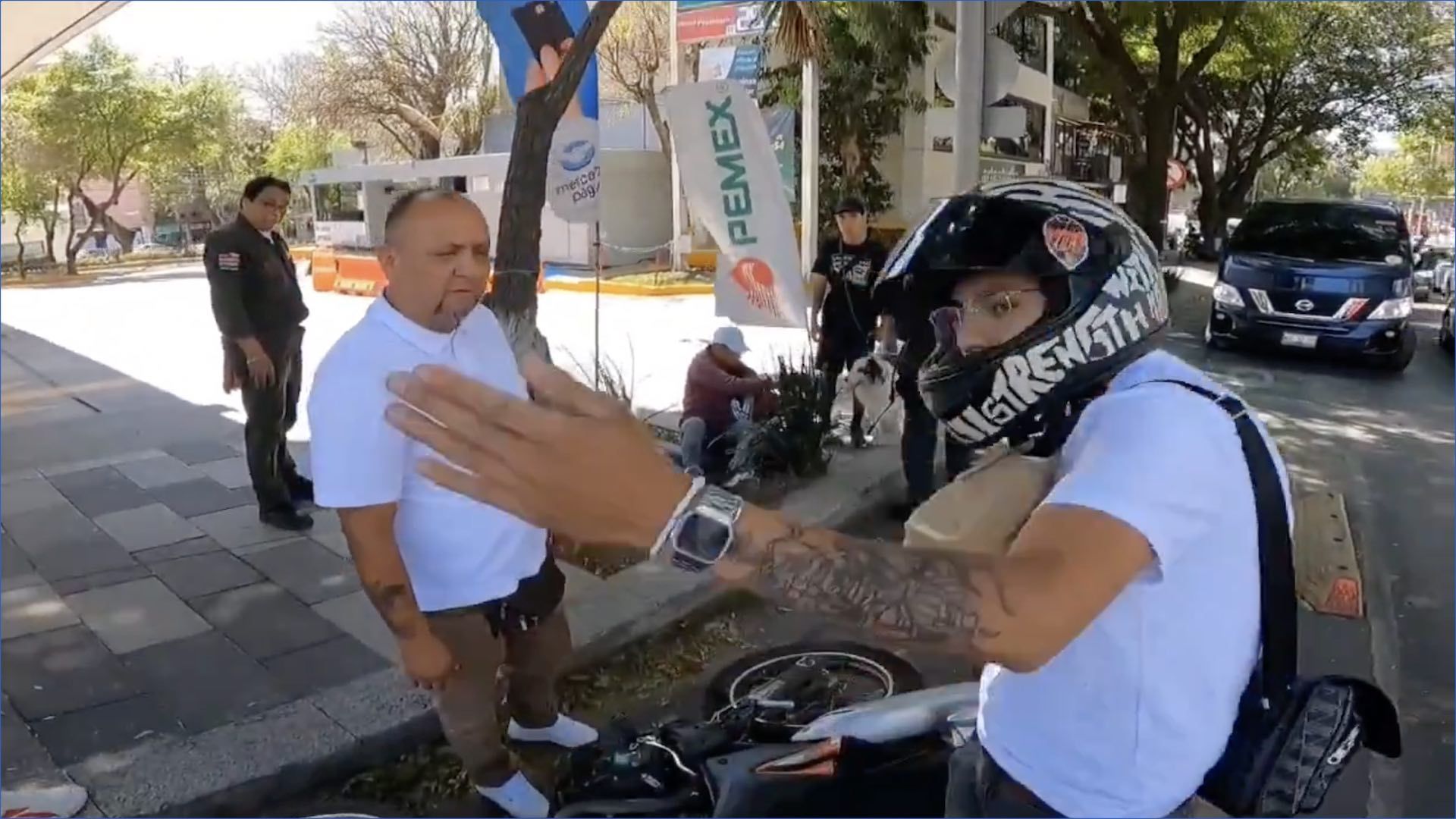 Motociclista atropelló a niña y papá en Insurgentes