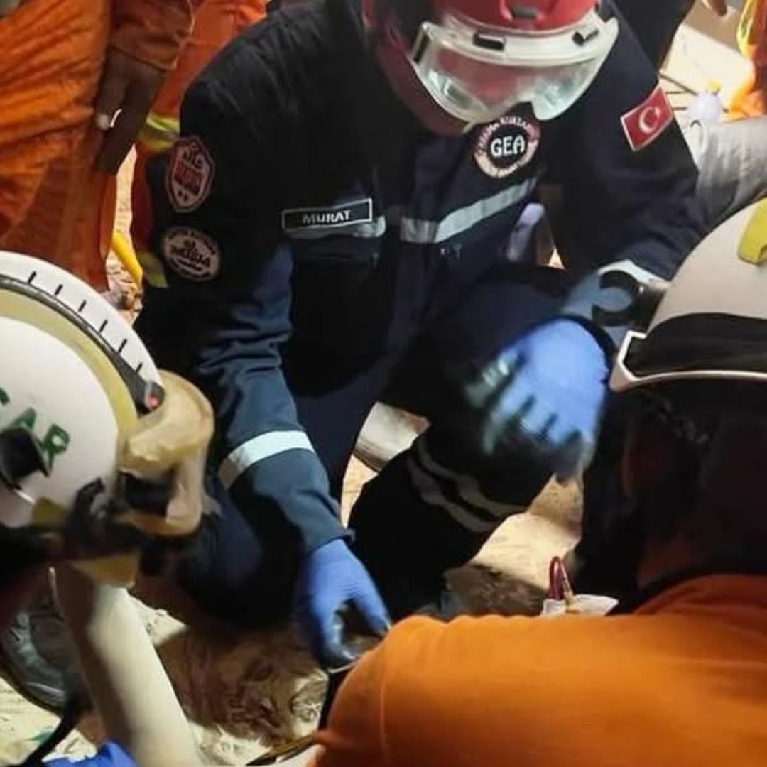 Video | Así Fue el Rescate con Vida de un Hombre Atrapado en un Edificio Tras Sismo en Myanmar