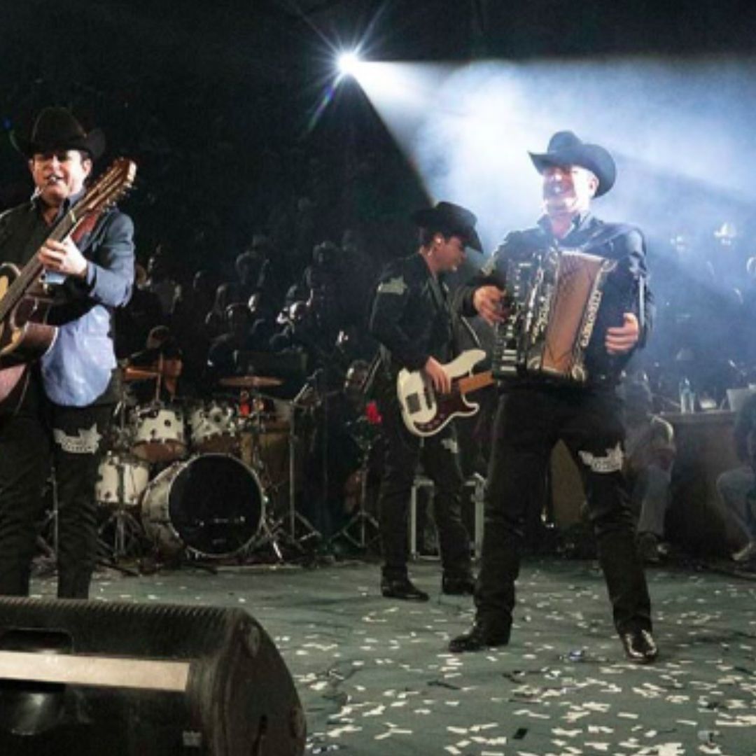 'Los Alegres del Barranco' Se Disculpan por Proyectar Imagen de Líder Criminal en Concierto