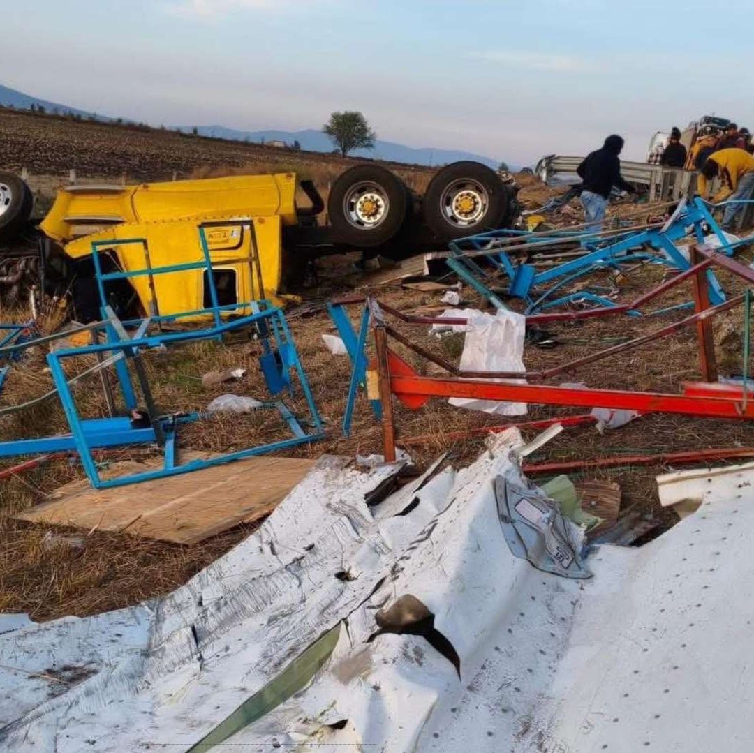 Volcadura de Tráiler y Rapiña de Motocicletas sobre el Arco Norte en Jilotepec, Estado de México