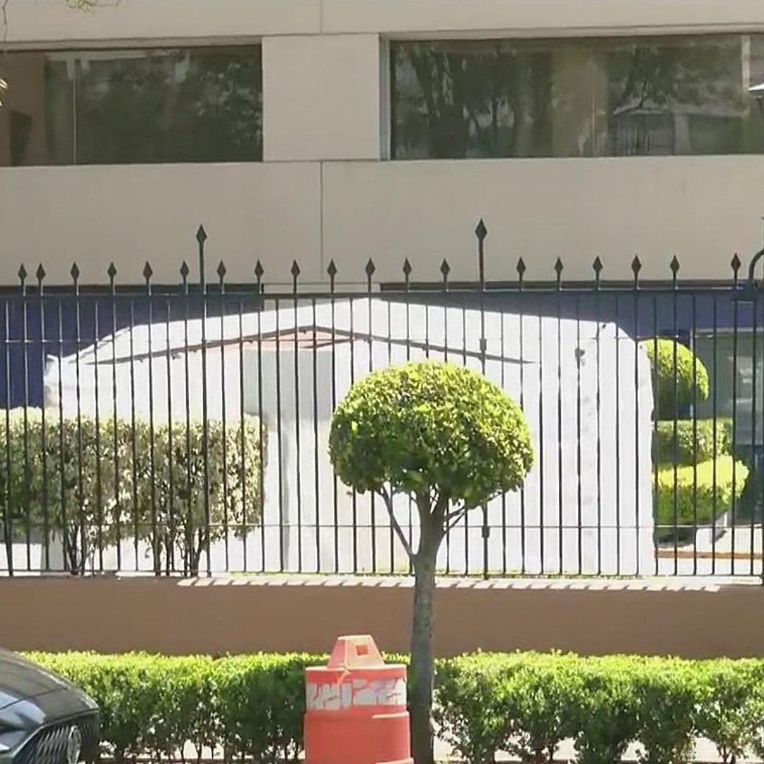 Camioneta resguardada en una carpa en hospital de CDMX. Foto: N+