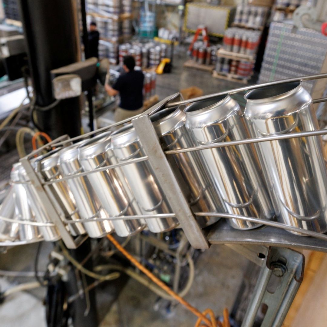 Fábrica de cerveza envasada en lata de aluminio, en Estados Unidos