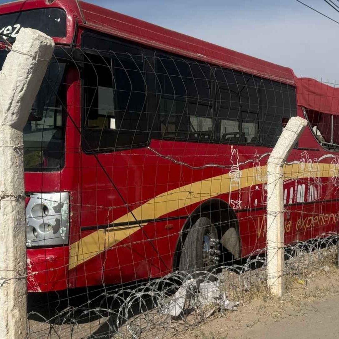 Camión Turístico Sufre Accidente en Avenida Ejército Nacional de Ciudad Juárez