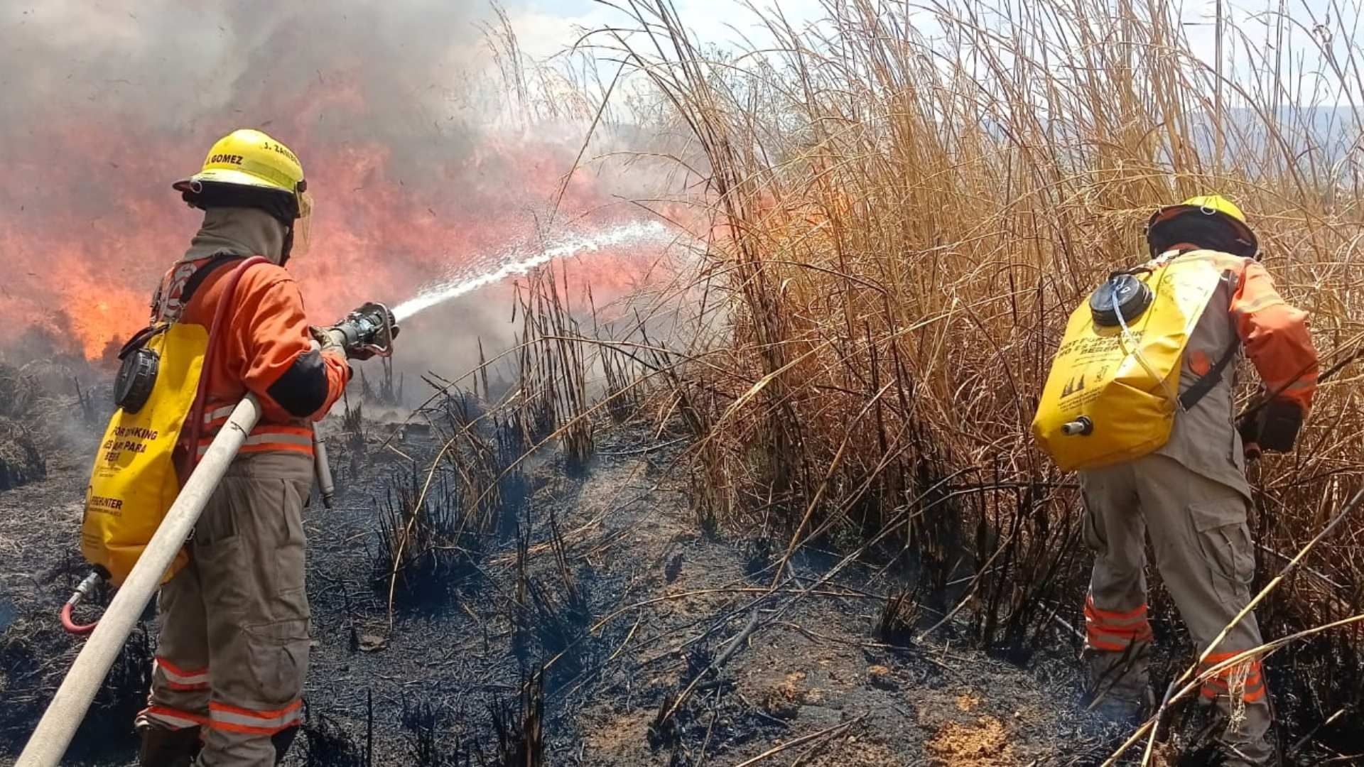 Los bomberos trabajaron incansablemente para combatir las llamas en pastizales del aeropuerto de Tuxtla Gutiérrez, Chiapas.