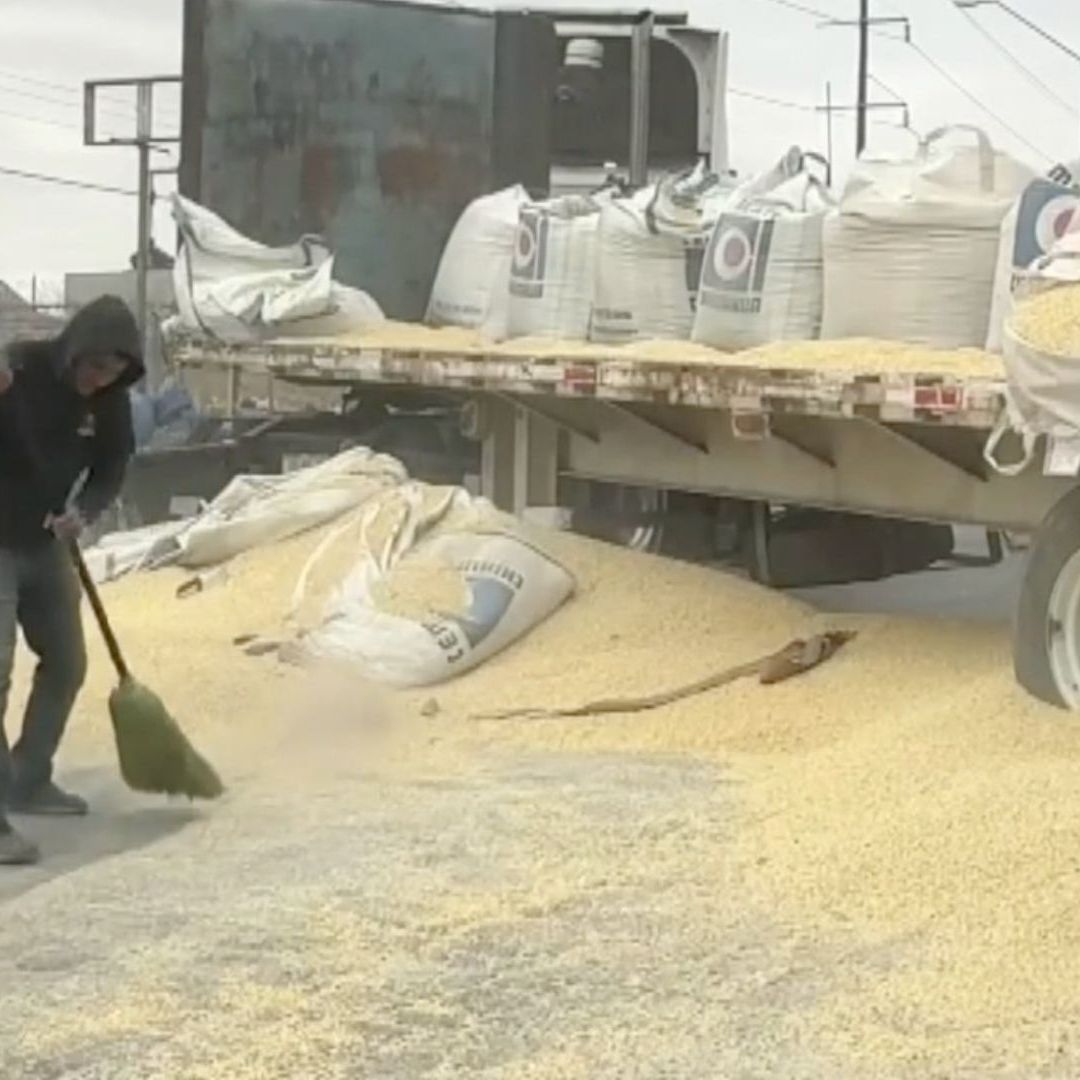 Tráiler Tira 10 Toneladas de Maíz y Bloquea Vialidad en la Colonia La Cuesta de Ciudad Juárez