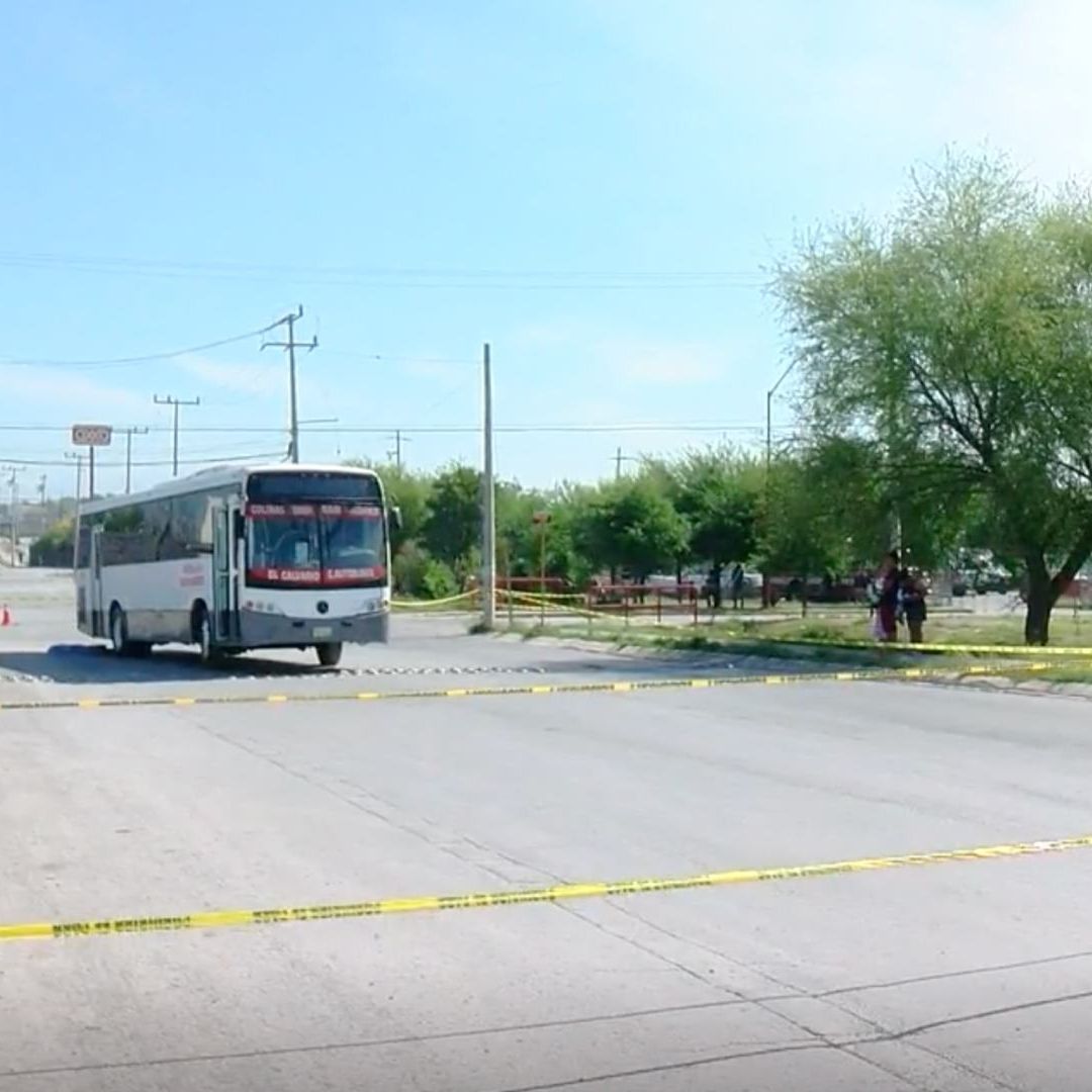 La zona fue acordonada por elementos de tránsito, quienes comenzaron las labores para desviar el tráfico.