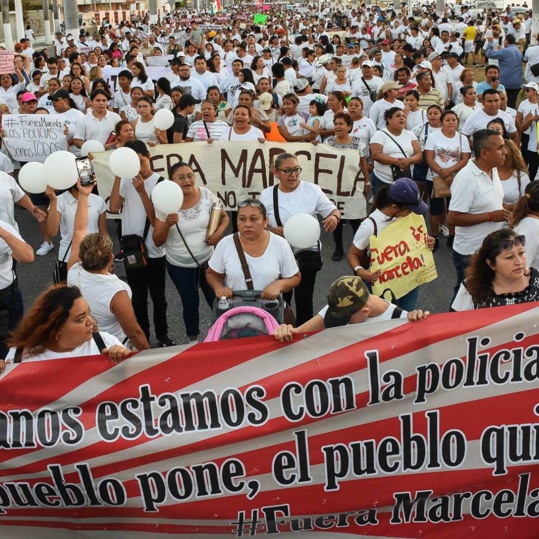 A gritos de "Fuera Marcela, Fuera Layda" Miles Marchan a Favor de Policías en Campeche