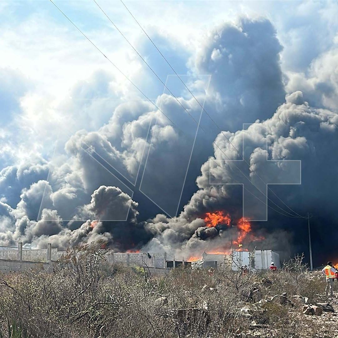 Fuerte Incendio Consume Recicladora en Saltillo