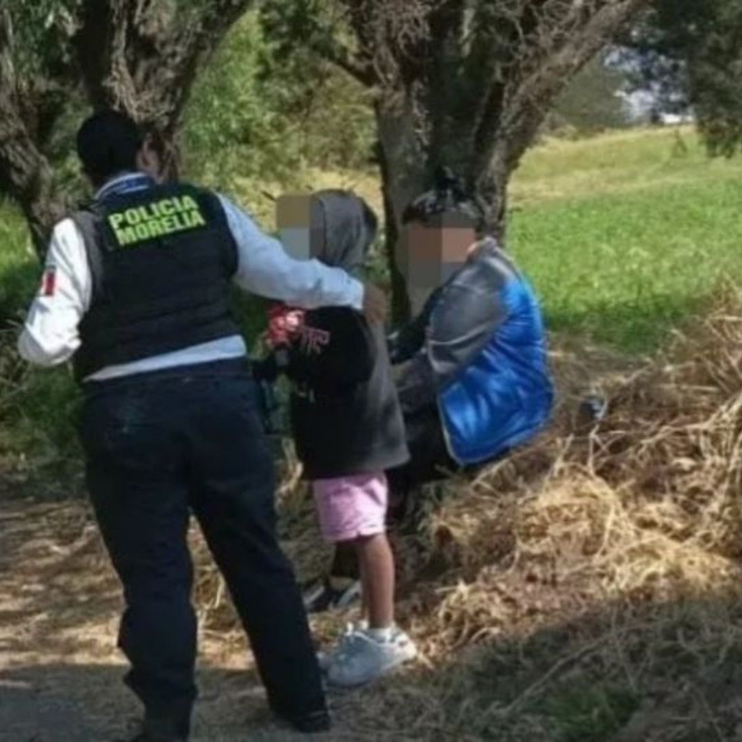 Mujer le Venda los Ojos a su Hija para "Jugar" y la Abandona en Morelia