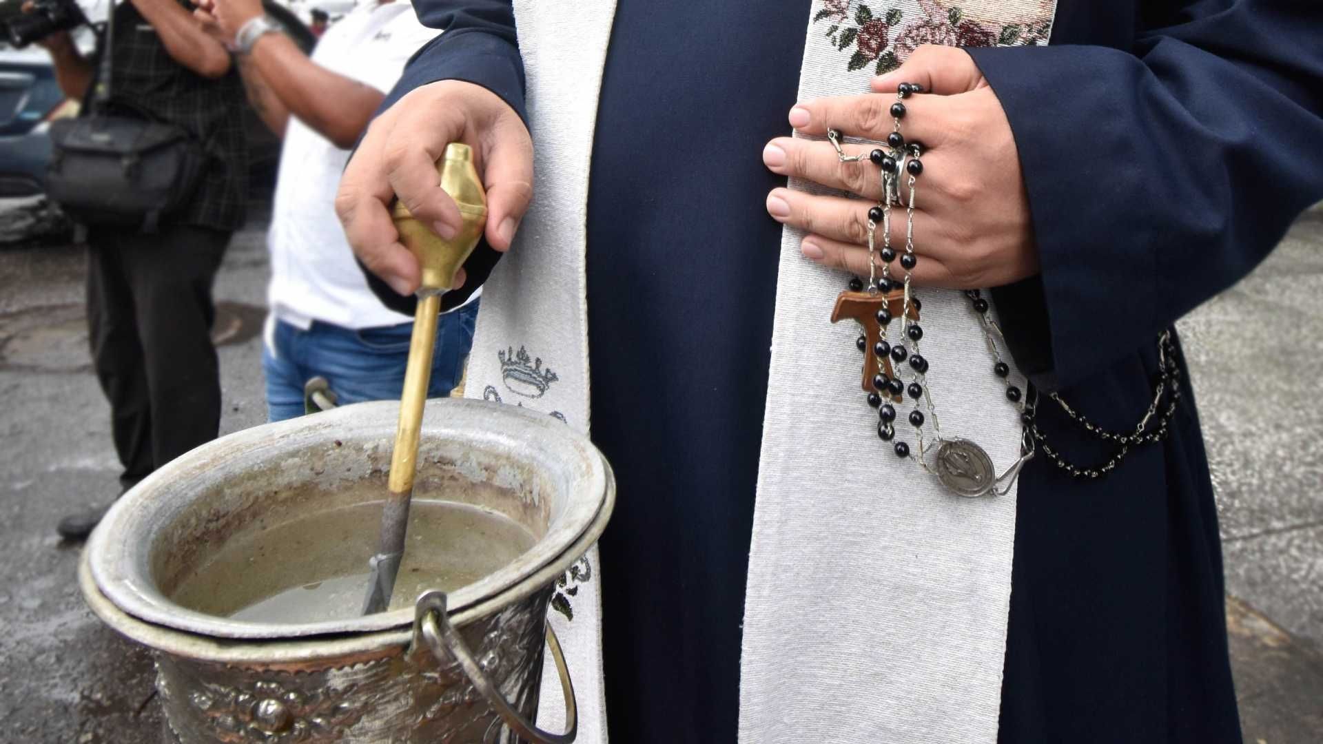 La bendición del agua es uno de los momentos más importantes en las celebraciones de Semana Santa 2024
