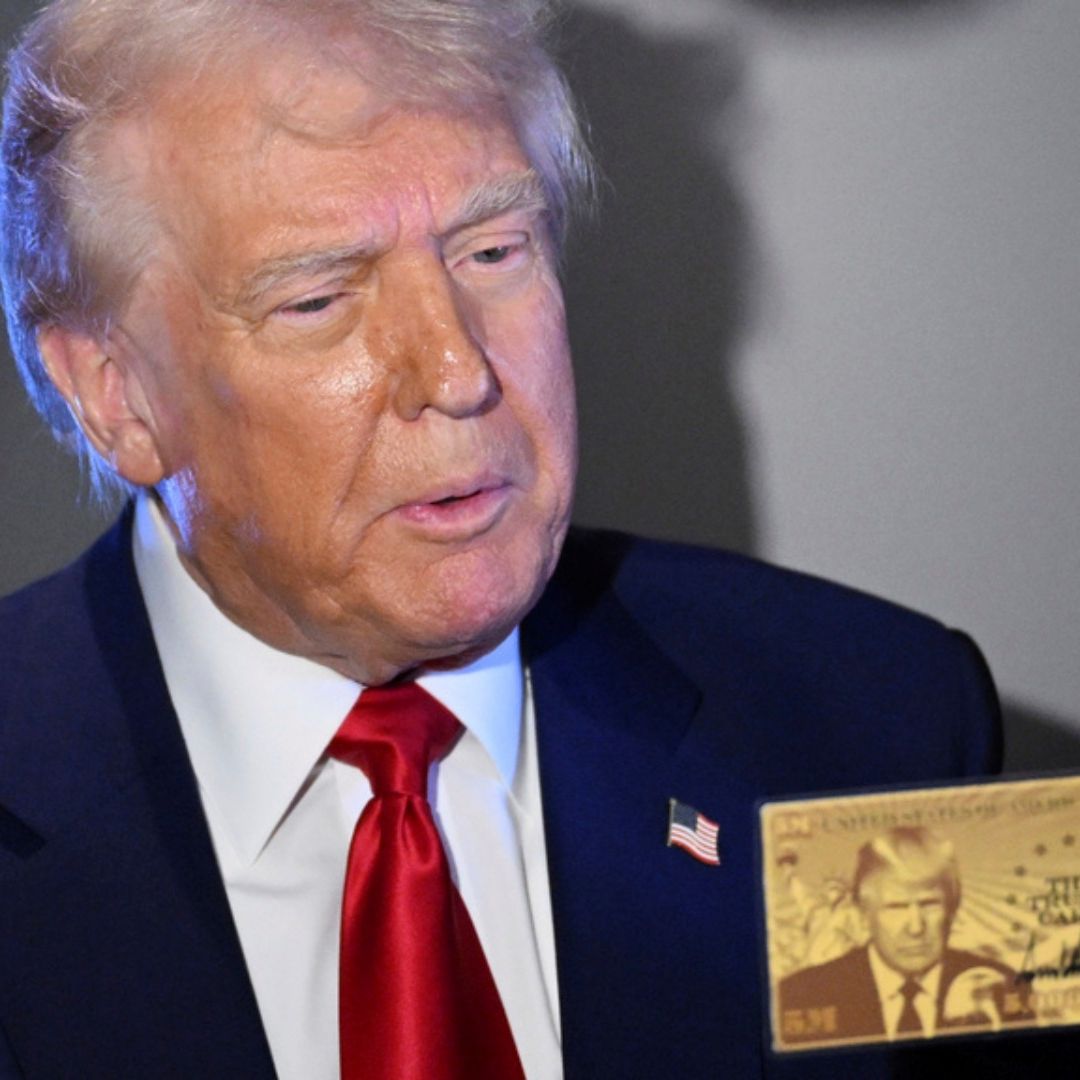 Donald Trump con su visa dorada