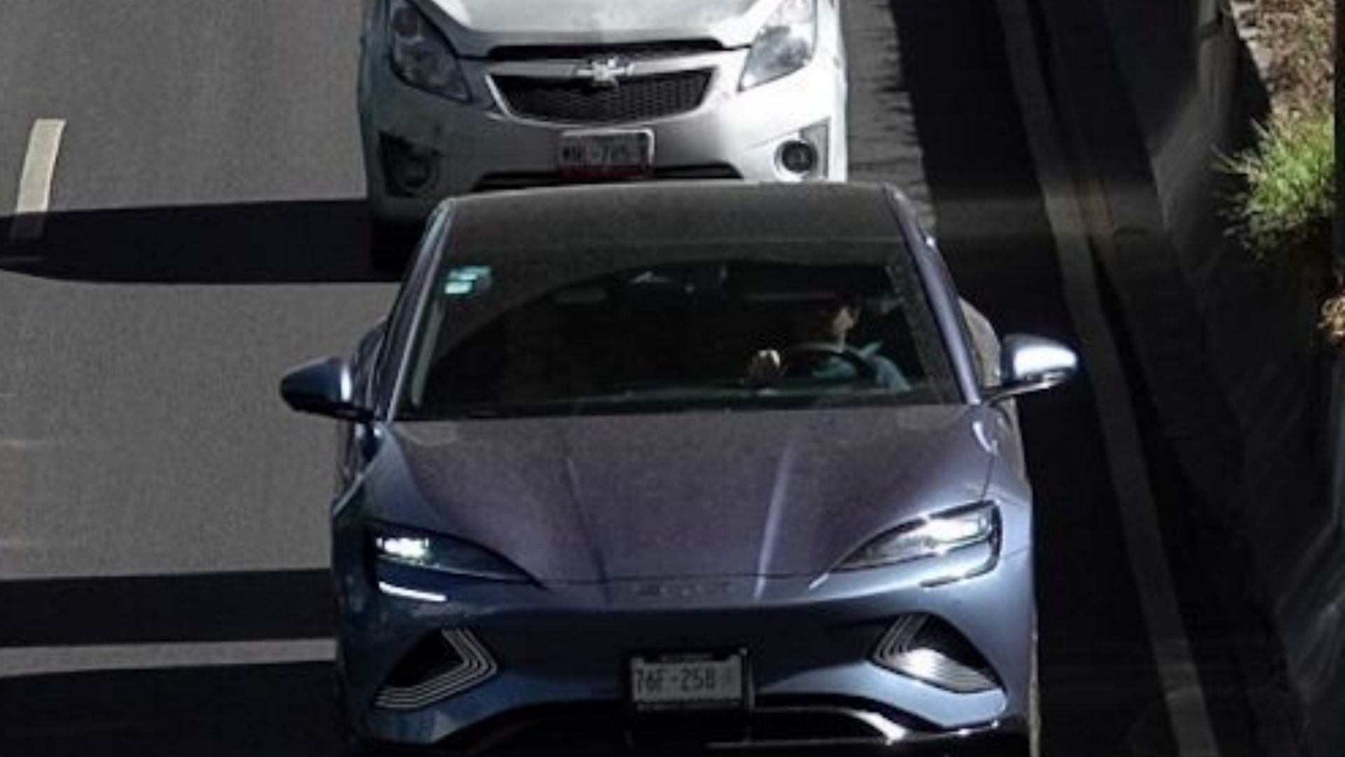 Quiénes sí circulan hoy 4 de abril 2025 carros y engomados exentos en CDMX y Edomex