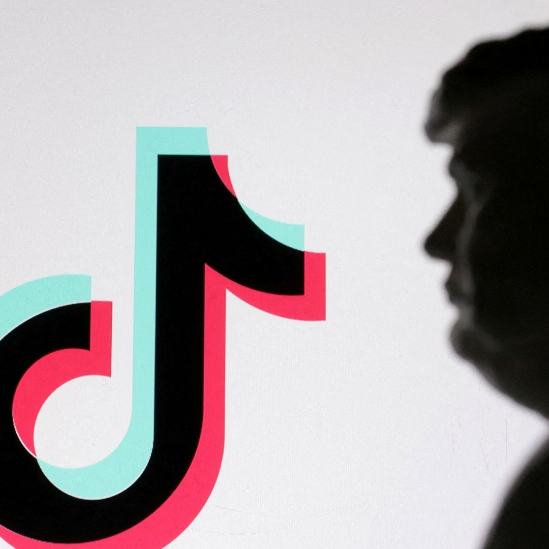 una figura 3d de donald trump frente a logo de TikTok