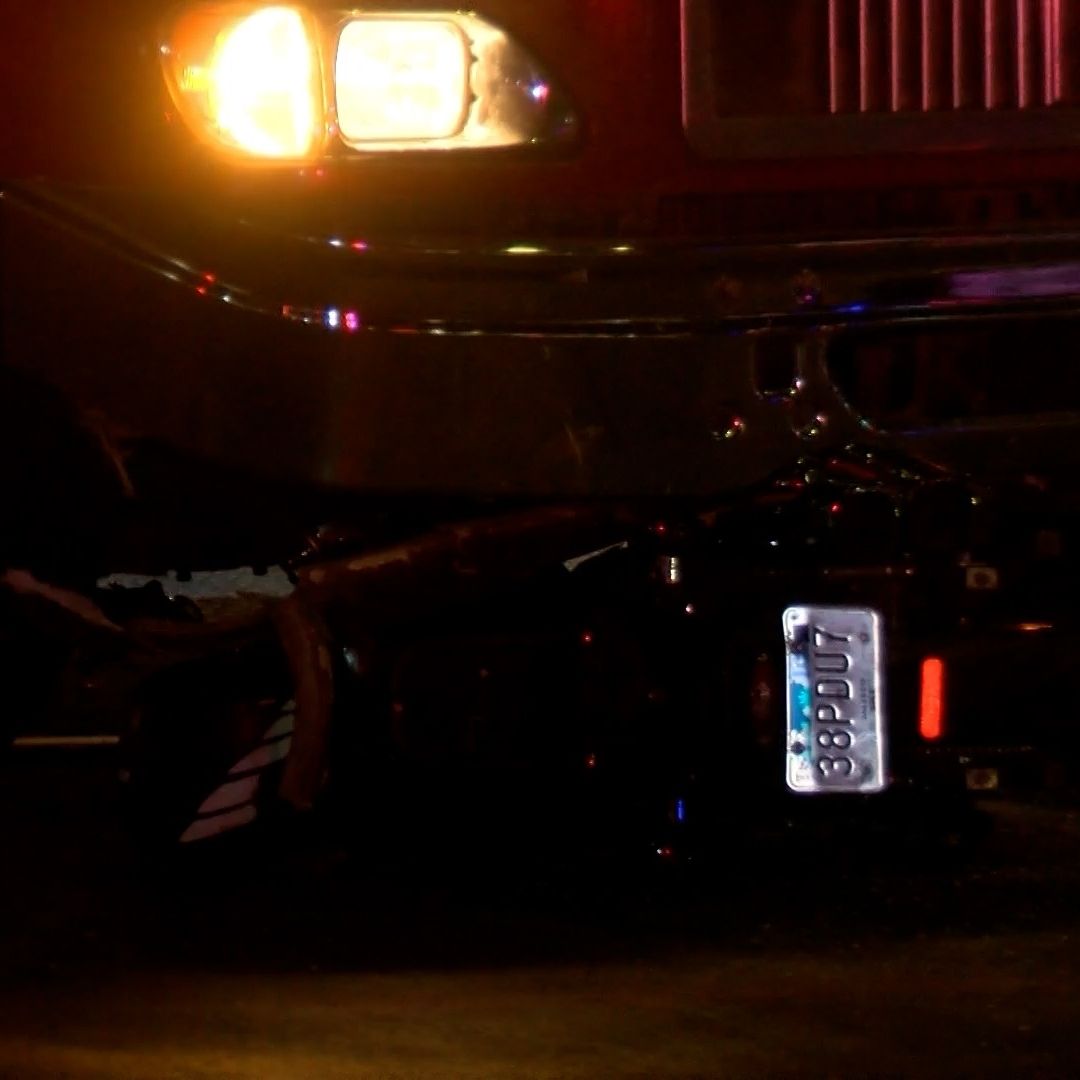 Mujer motociclista muere atropellada por trailer