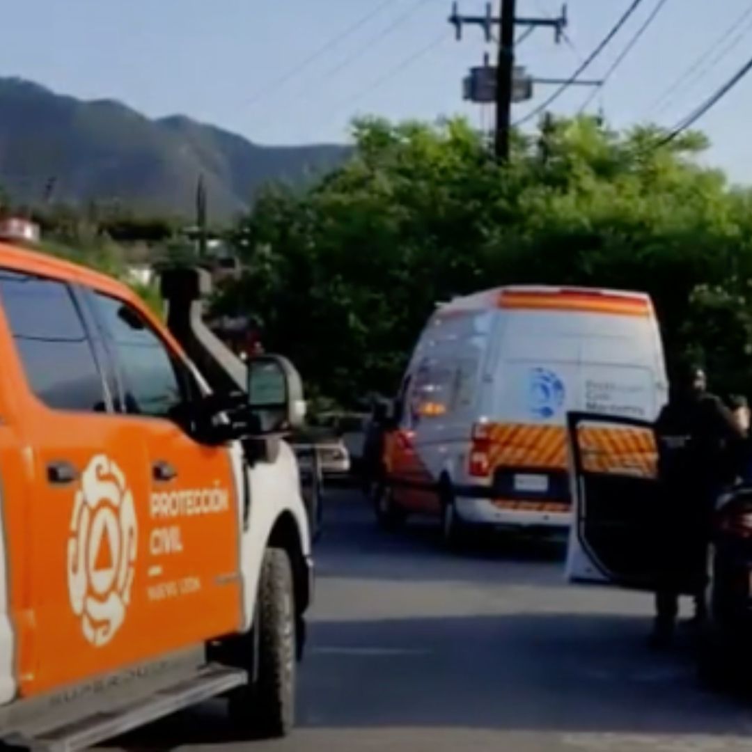 Protección Civil de Monterrey y Fuerza Civil en el fraccionamiento Hacienda Los Encinos
