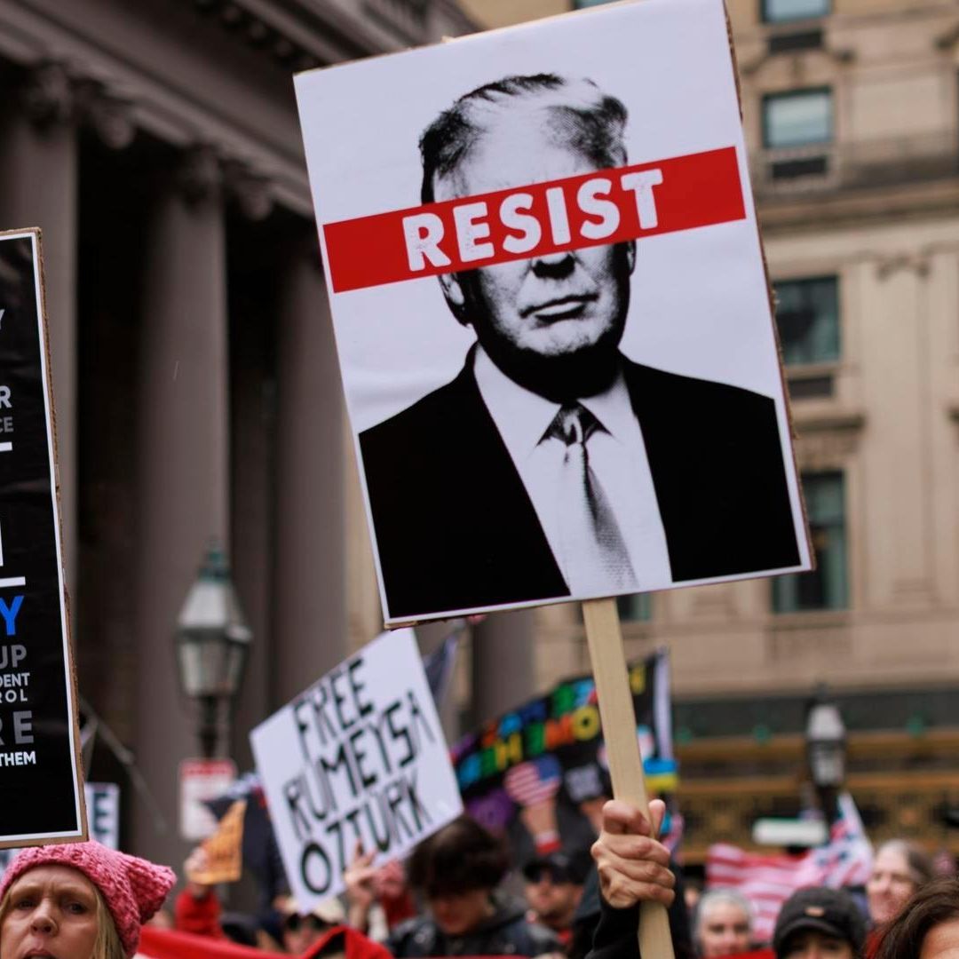 Realizan Manifestaciones Masivas en EUA contra Trump y Musk por Despidos y Recortes de Programas