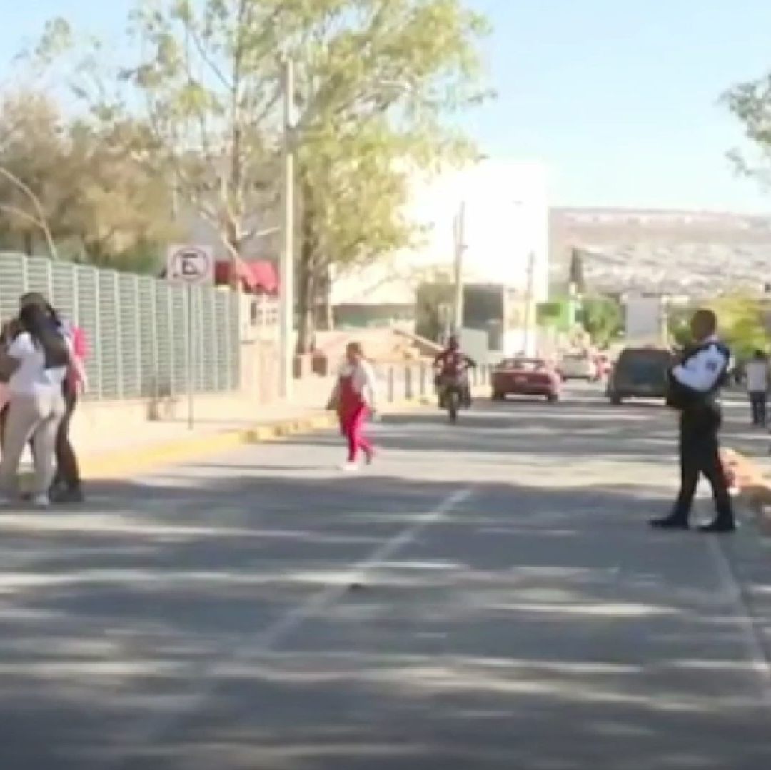 Motociclista Sufre Accidente con una Cuerda Atada a lo Ancho de la Calle en León