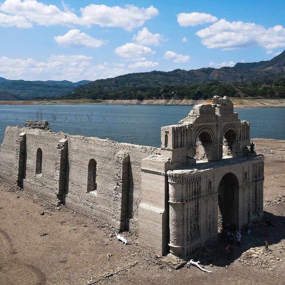 Iglesia de Santiago Bautista podría emerger por sequía en presa Malpaso
