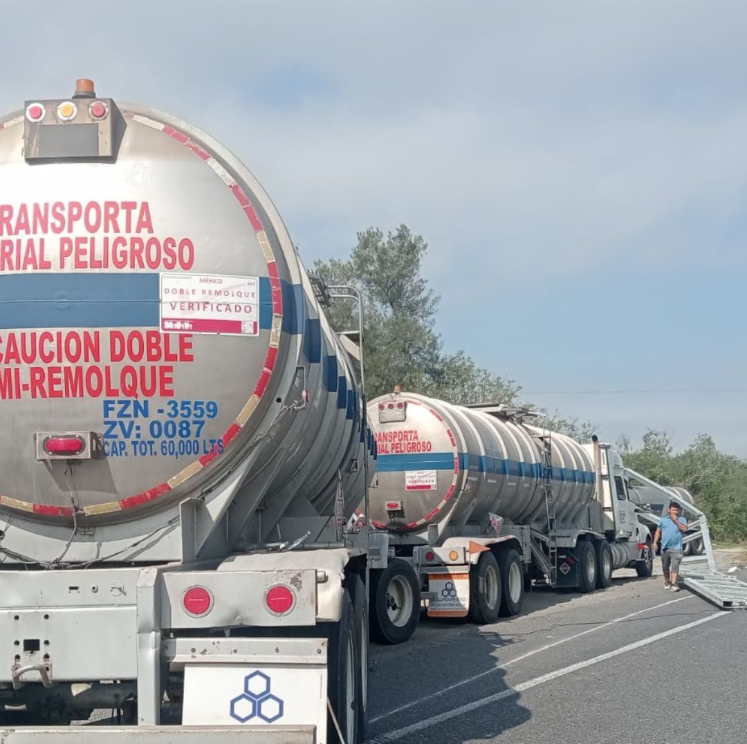 Choque entre Tractocamiones Causa Tráfico Lento en Carretera Victoria - Monterrey