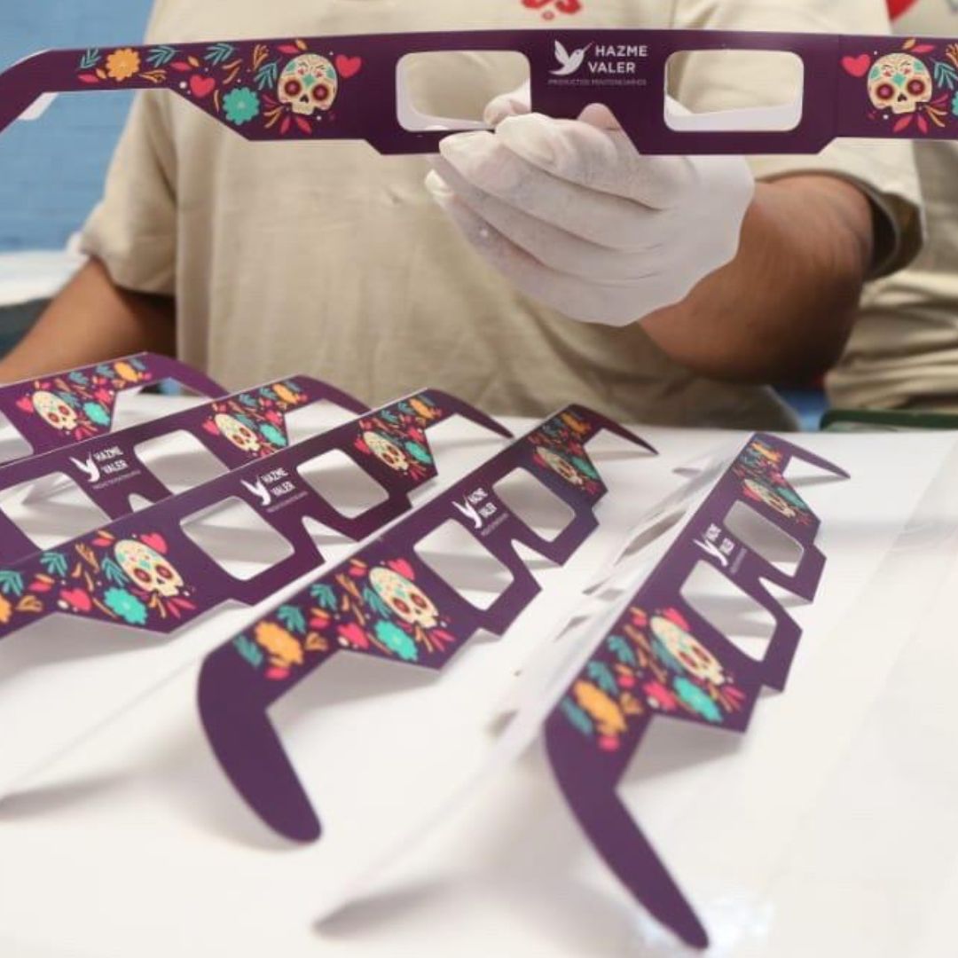 Calaveras y Luchadores: Así Son los Lentes Hechos por Reos para Ver el Eclipse