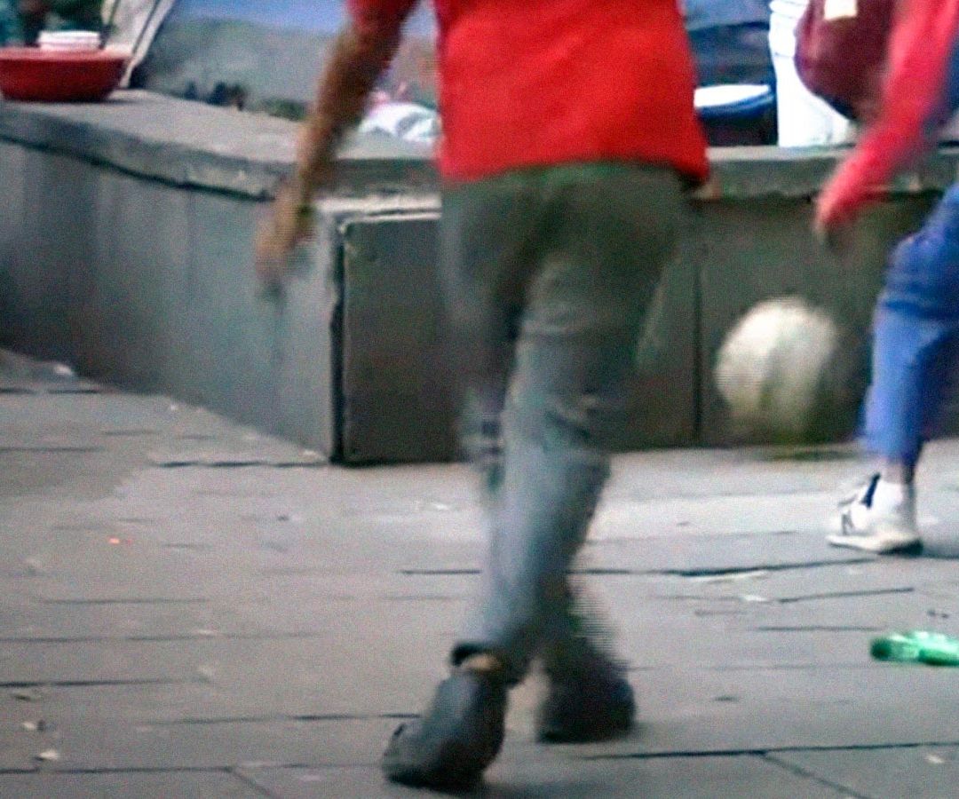 Niños migrantes enfrentan el frío en Plaza de la Soledad