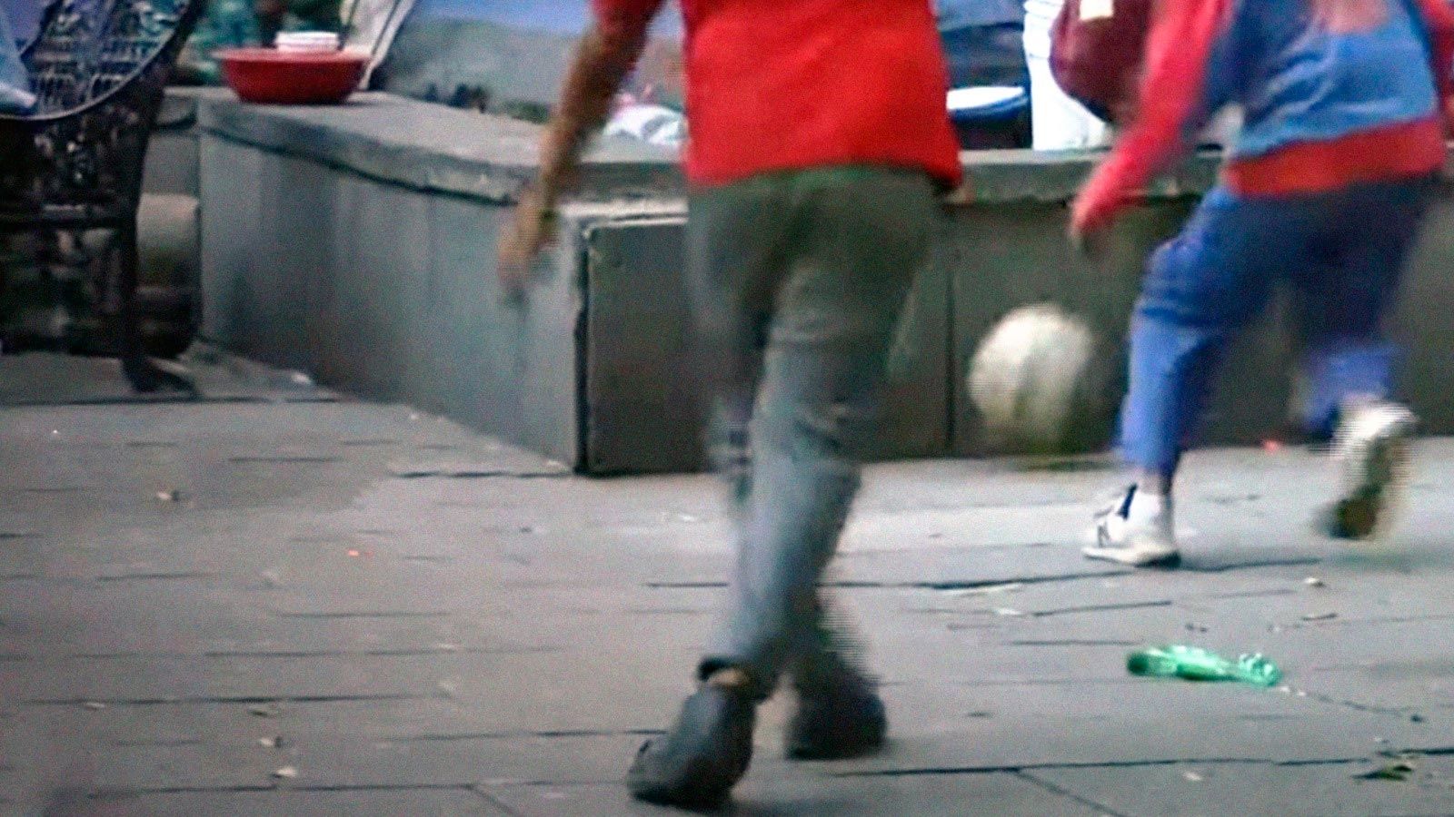 Niños migrantes enfrentan el frío en Plaza de la Soledad