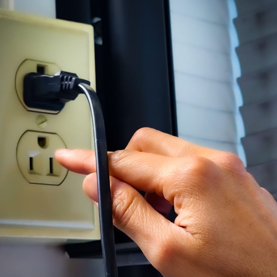 Mujer recibe descarga eléctrica tras tocar un enchufe
