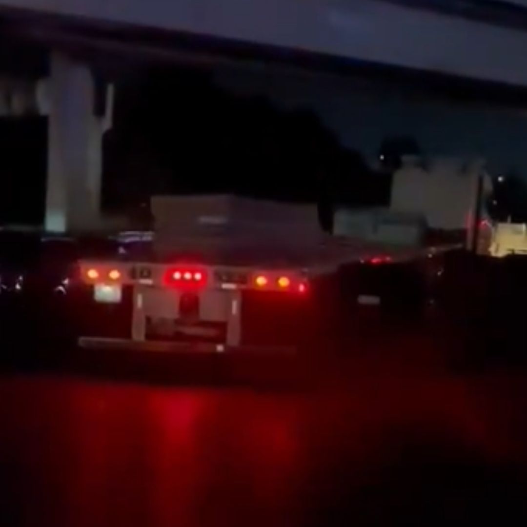Tráiler Choca y Arrastra Automóviles Afuera del Estadio Cuauhtémoc en Puebla Antes del Pumas vs. Cruz Azul
