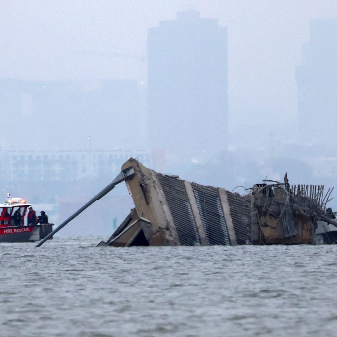 Equipos de rescate en zona donde se desplomó el puente en Baltimore