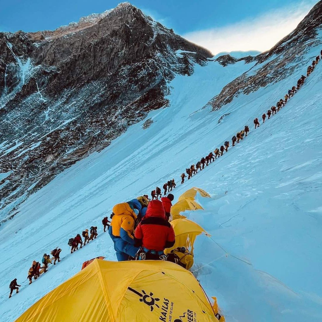 Piden a los alpinistas que se lleven sus heces del Everest cuando bajan