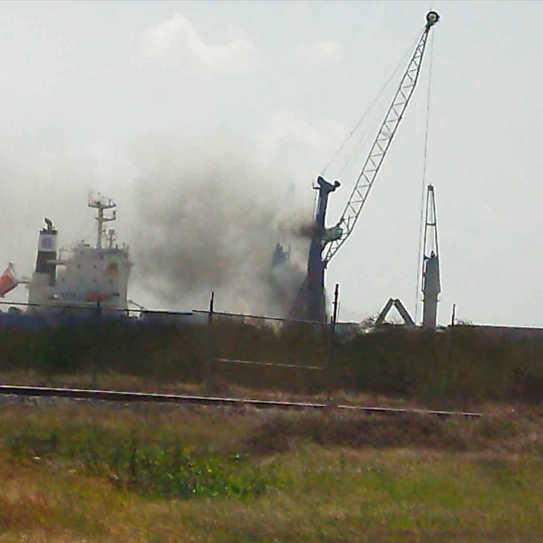 Grúa Colapsa Después de Incendiarse en el Puerto de Altamira