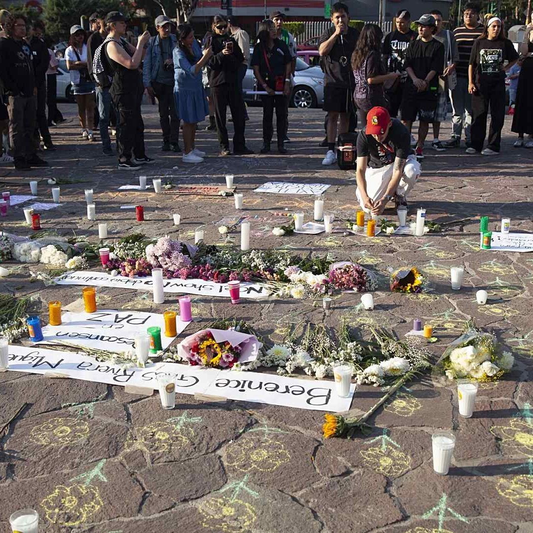 Personas de manifiestan en el Parque Bicentenario luego de muerte de dos fotoperiodistas