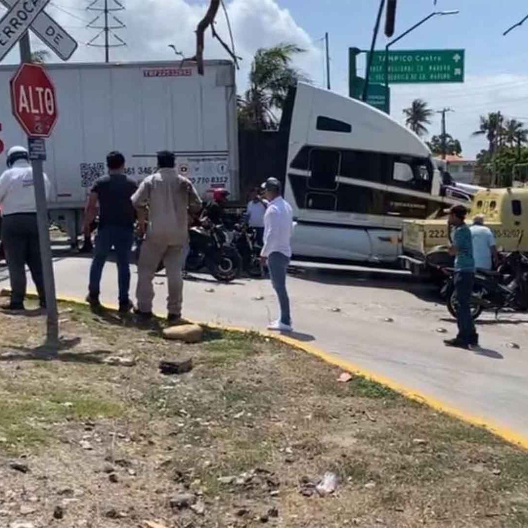 Evitan Choque de Tren con Trailer en Ciudad Madero