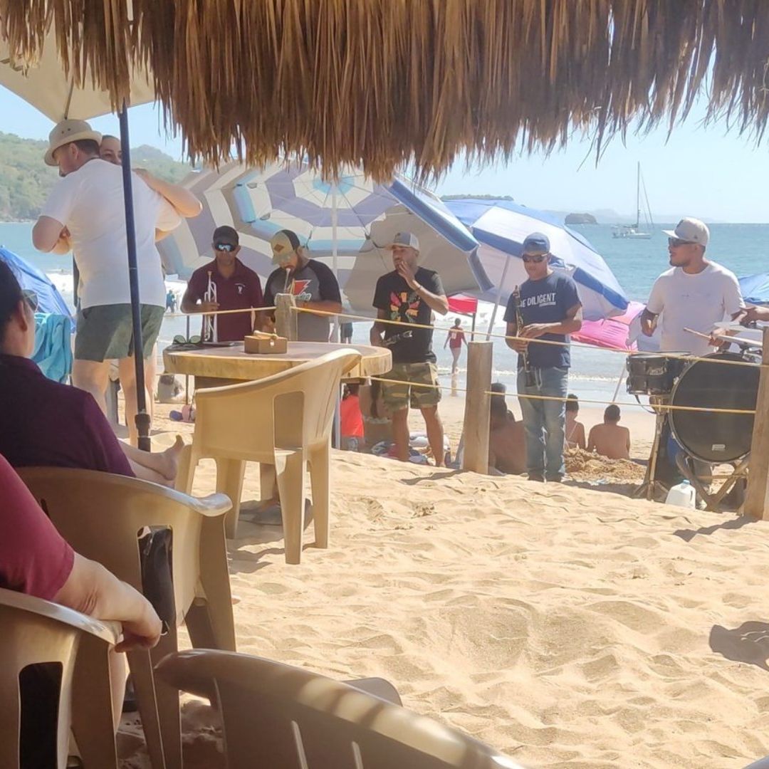 Hoteleros Buscan Prohibir la Música De Banda en Playas del Malecón de Mazatlán