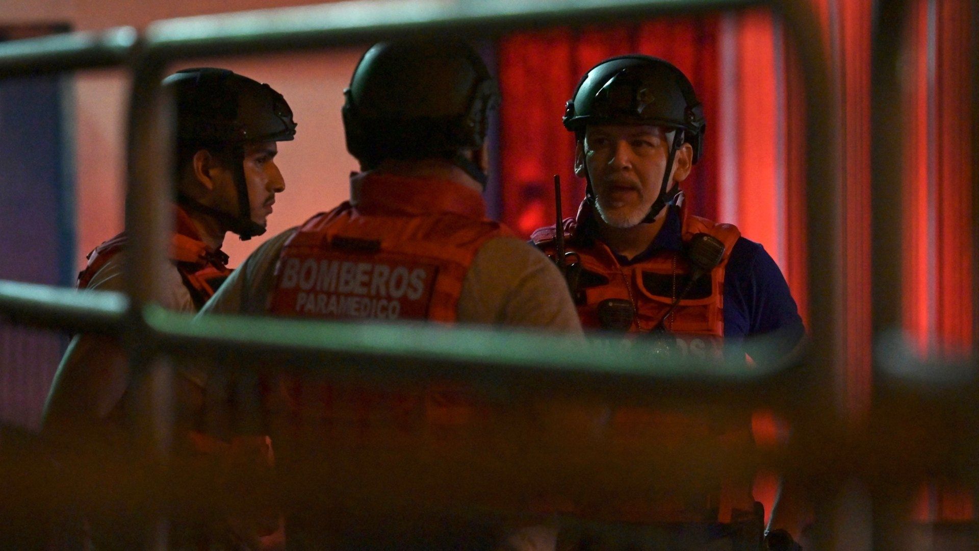 Bomberos y paramédicos tras disturbios en cárcel Regional de Guayaquil, Ecuador