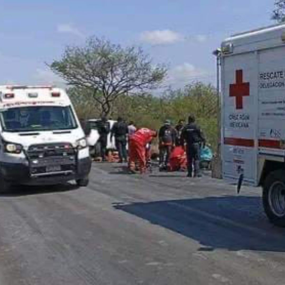 Accidente entre tráiler y camioneta dejó a nueve lesionados, entre ellos menores de edad.