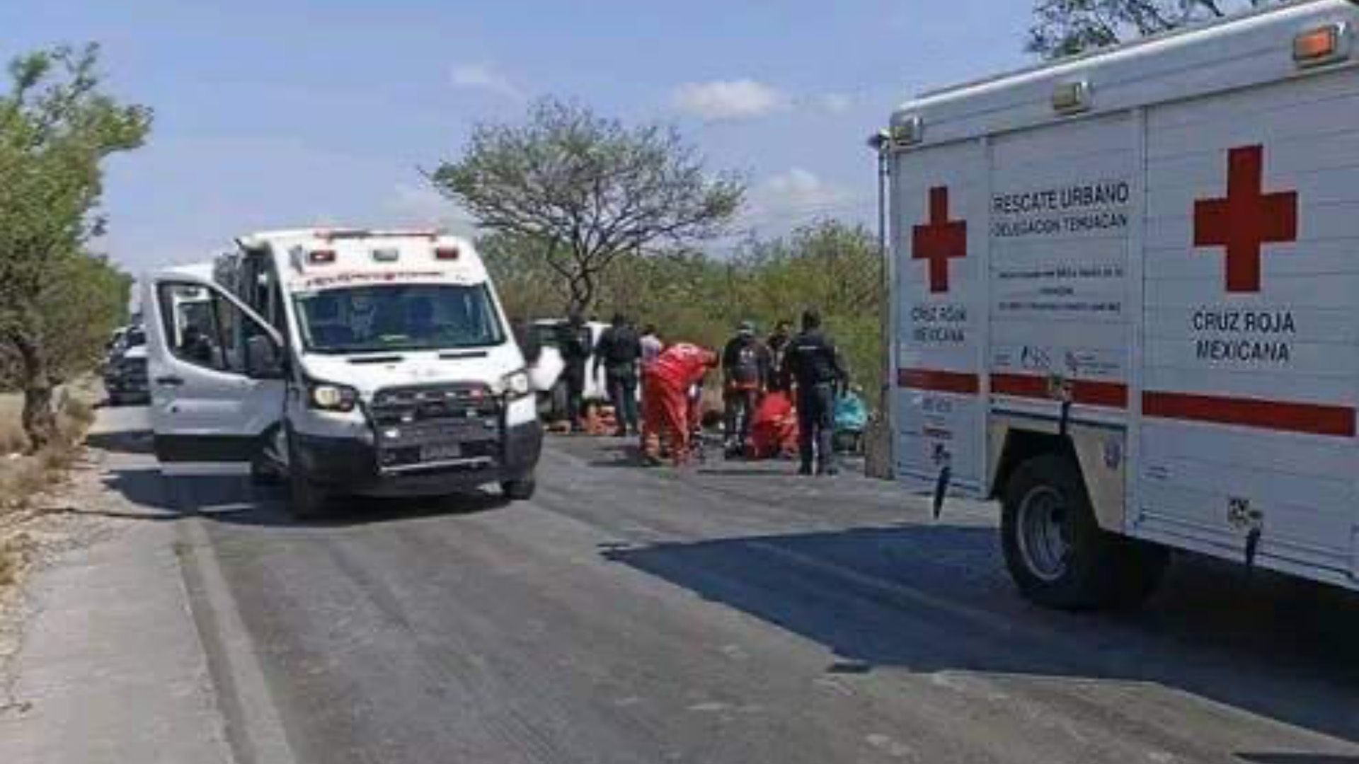 Accidente entre tráiler y camioneta dejó a nueve lesionados, entre ellos menores de edad.