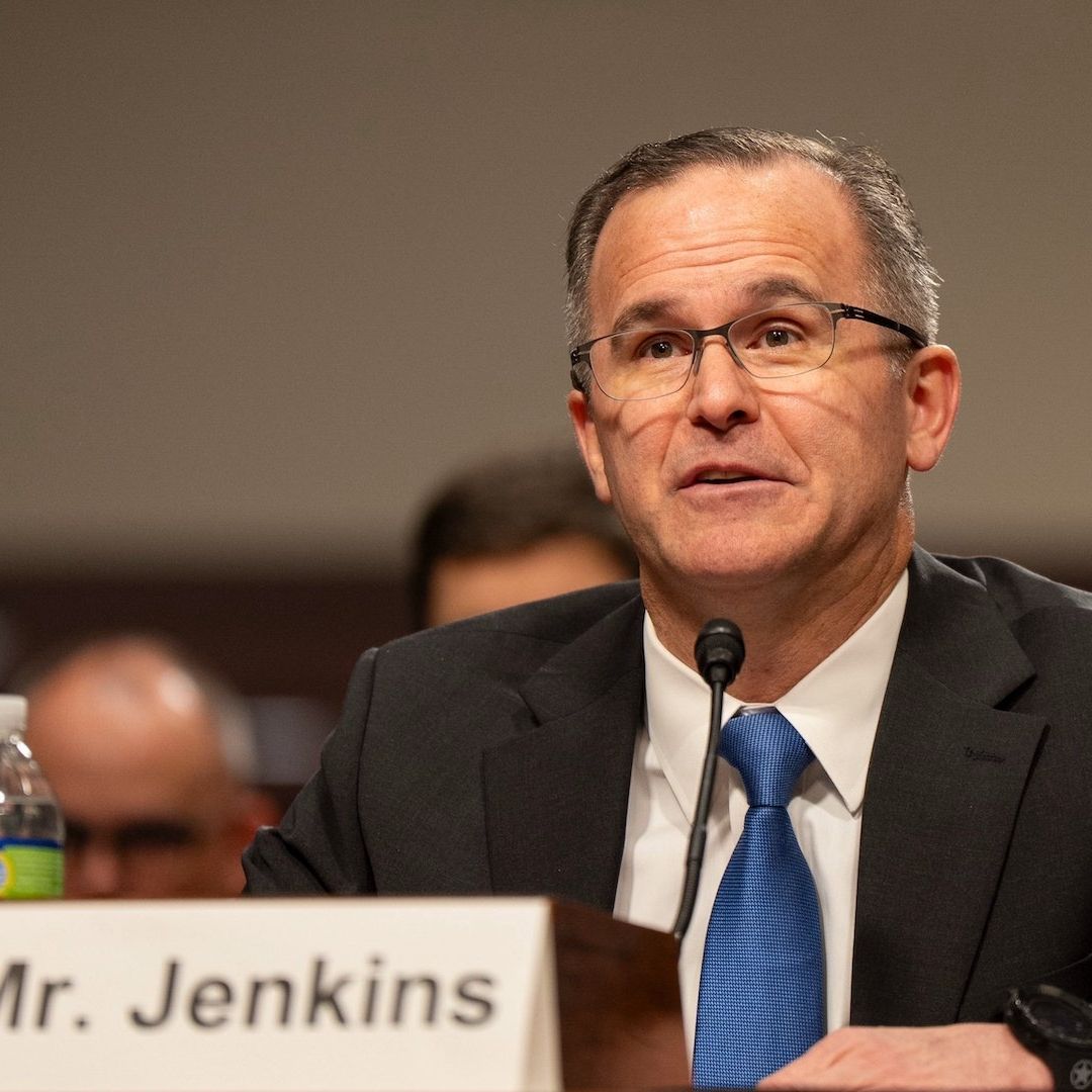 Colby Jenkins niega que EUA pueda atacar a cárteles por denominación terrorista