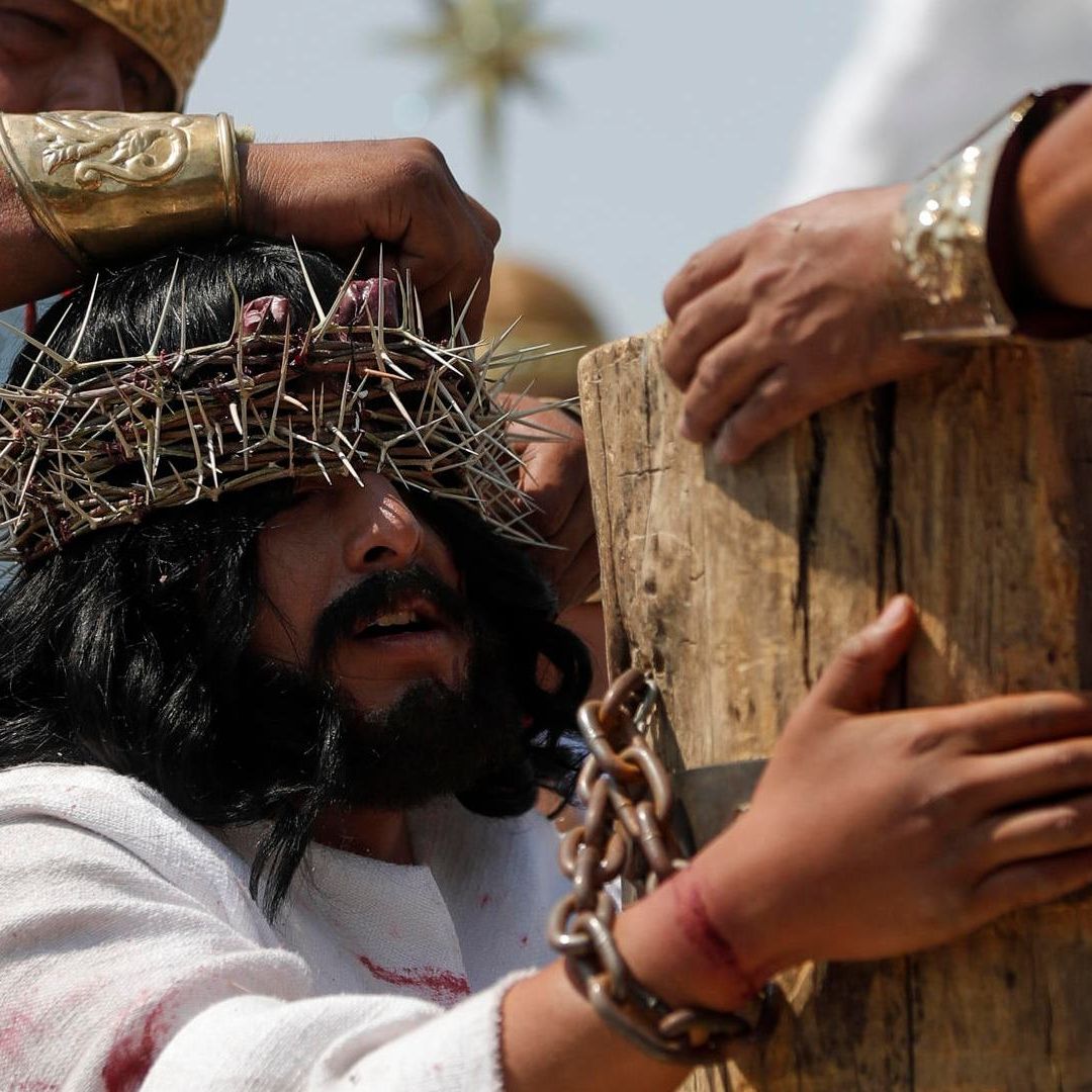 Más de 80 actores representaron el pasaje de la muerte de Jesucristo que culminó con su crucifixión a las 16:12 horas