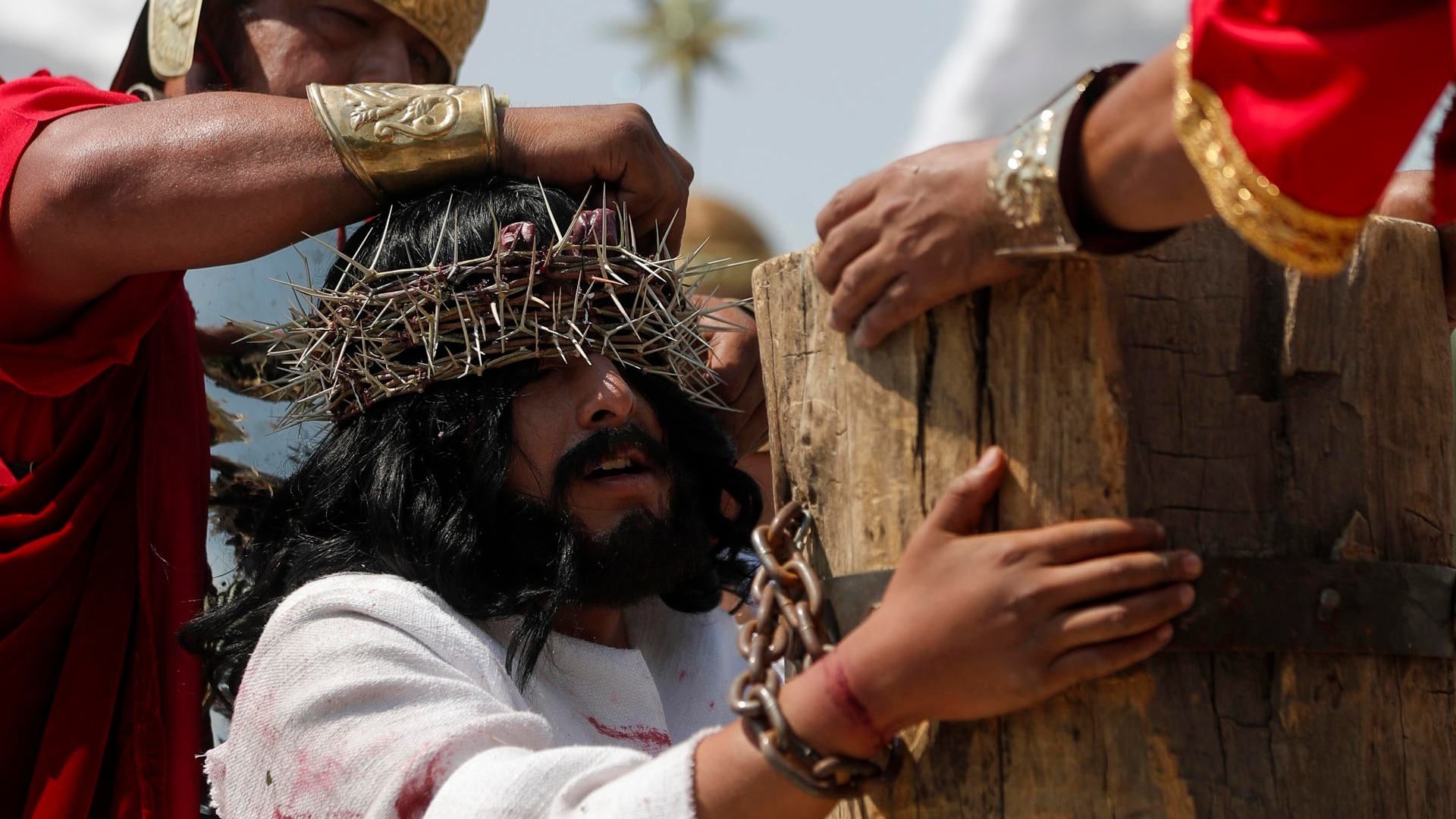 Más de 80 actores representaron el pasaje de la muerte de Jesucristo que culminó con su crucifixión a las 16:12 horas