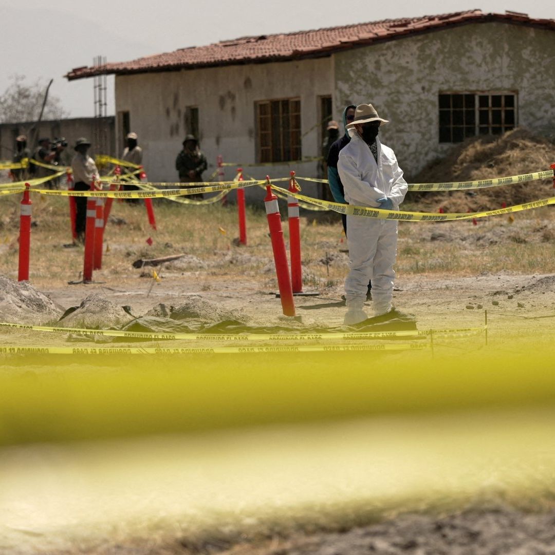 Personal de la Fiscalía en el rancho Izaguirre durante visita de medios de comuniación