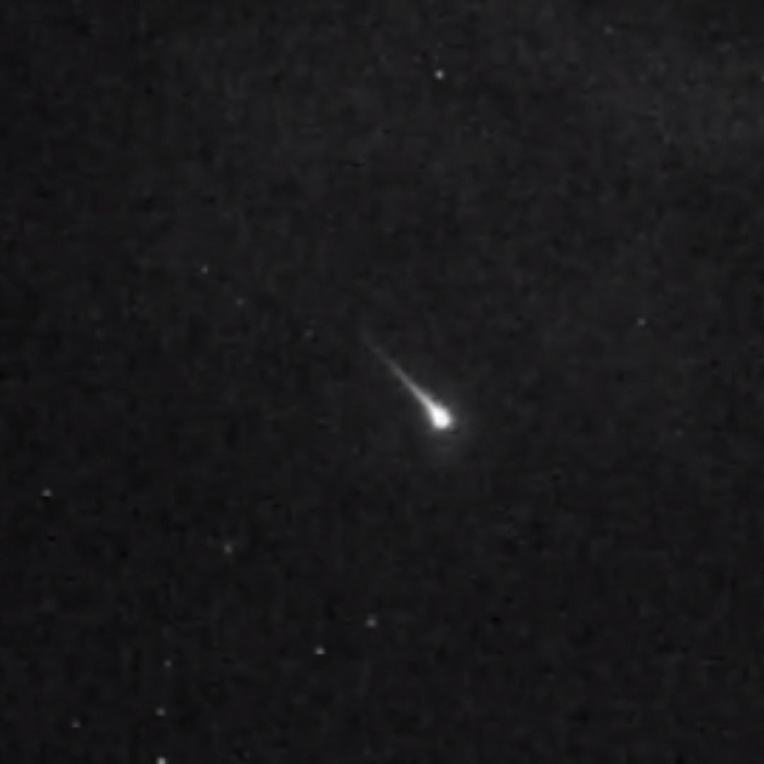 ¿Ovni o Misil? Captan Extraño Bólido Sobrevolando el Cielo en España
