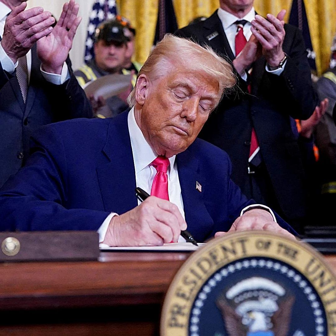 Donald Trump durante firma de órdenes ejecutivas