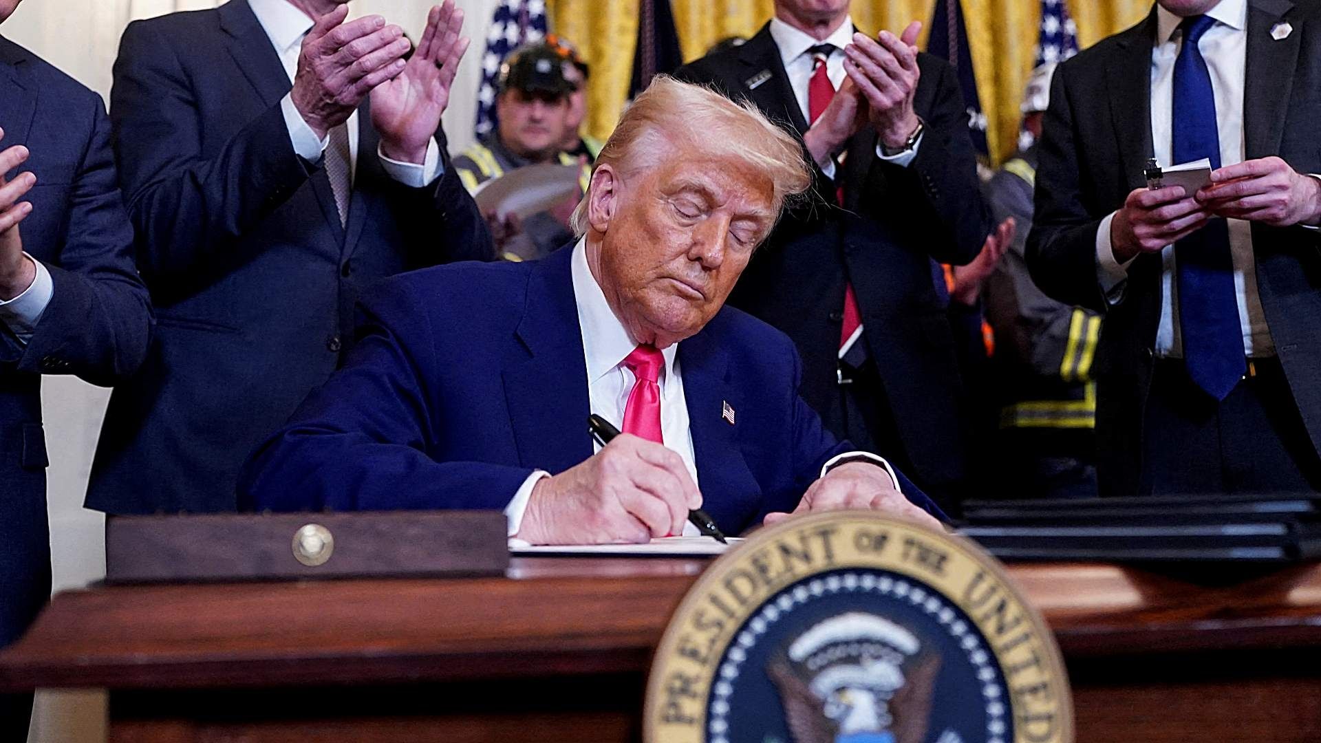 Donald Trump durante firma de órdenes ejecutivas