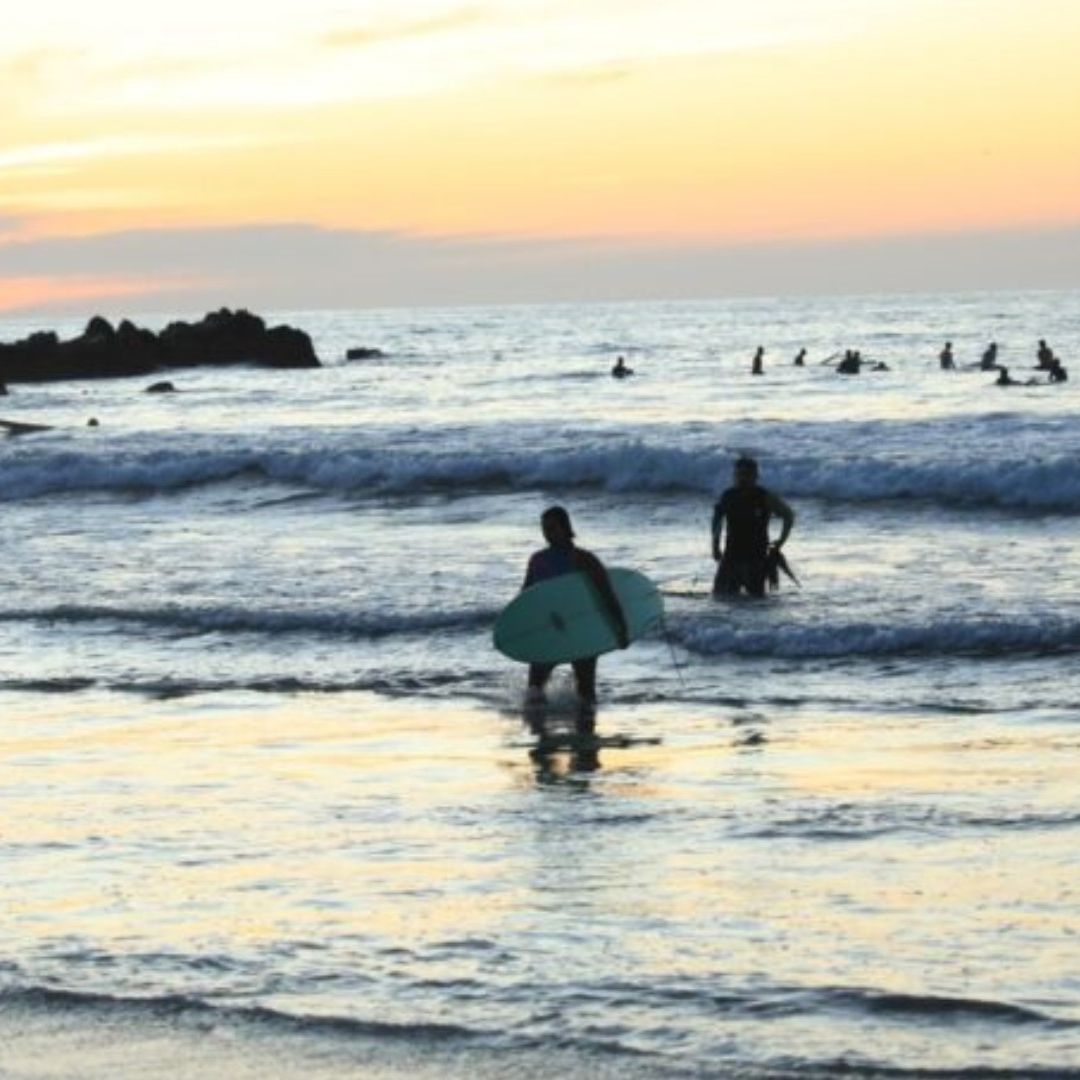 Amantes del Surfing Llegan a Playa Zicatela en Oaxaca