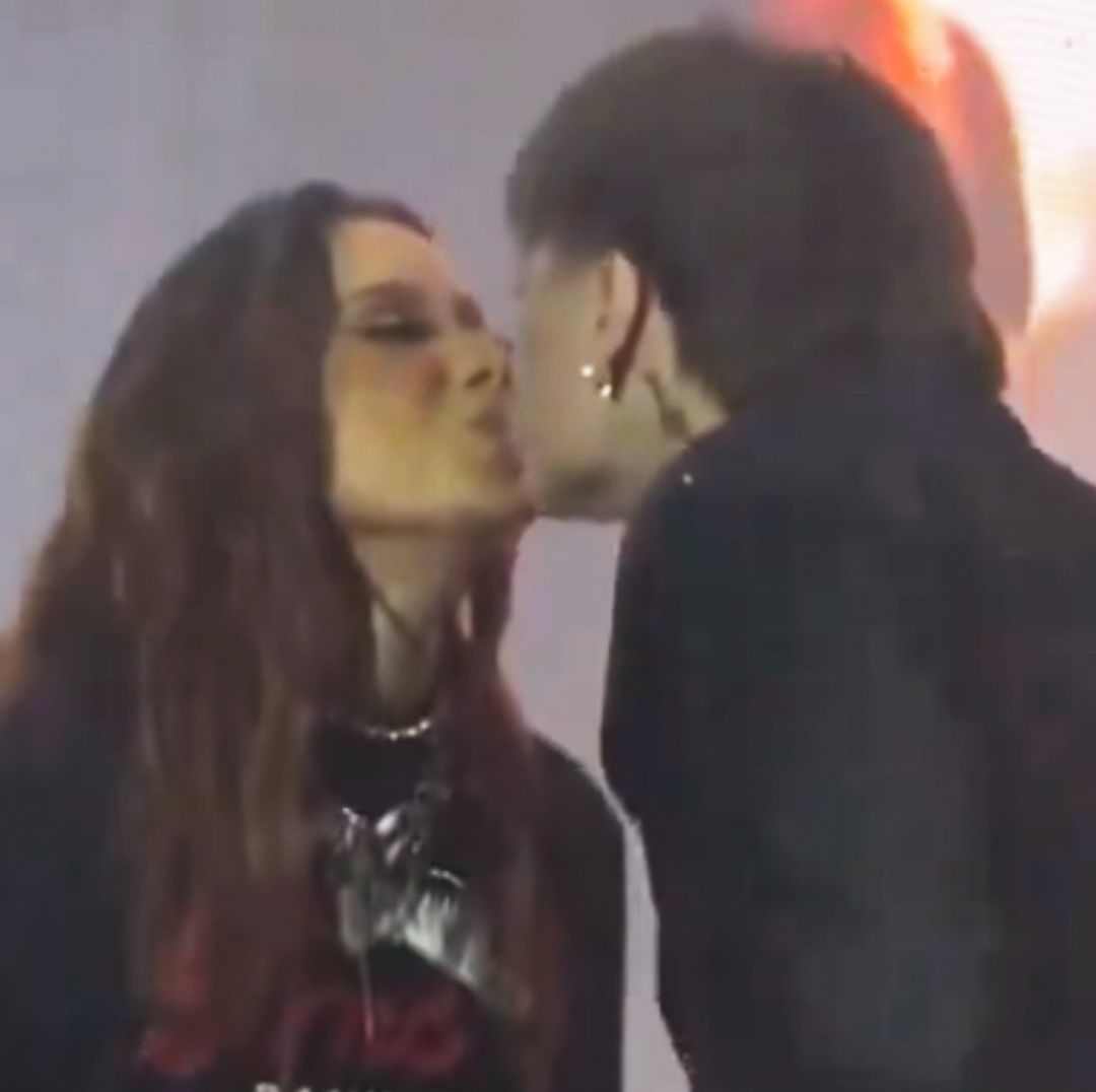 ¡Pasado Pisado! Peso Pluma y Anitta Sorprenden con Beso de Piquito; Así Fue el Momento