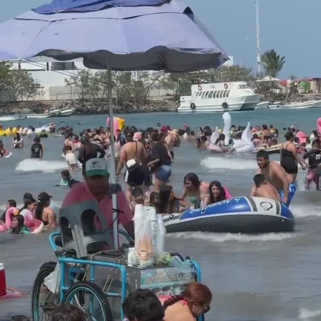 Vacacionistas Abarrotan Playas en Veracruz